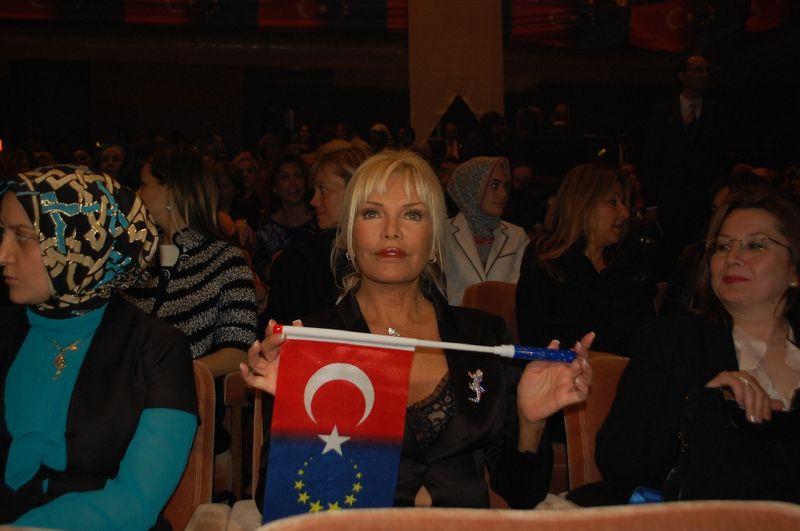 BRÜKSEL'DE SERTAP ERENER KONSERİ COŞKUSU