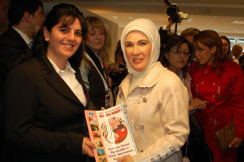 DERGİMİZİ EMİNE ERDOĞAN VE HEYETTEKİLERE TAKDİM ETTİK