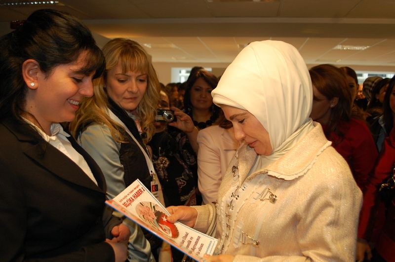 DERGİMİZİ EMİNE ERDOĞAN VE HEYETTEKİLERE TAKDİM ETTİK
