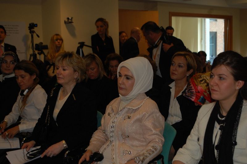 DERGİMİZİ EMİNE ERDOĞAN VE HEYETTEKİLERE TAKDİM ETTİK