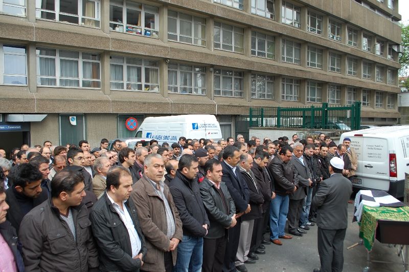 MERHUM ZEKİ SAĞLAM  DOSTLARI TARAFINDAN SON YOLCULUĞUNA UĞURLANDI