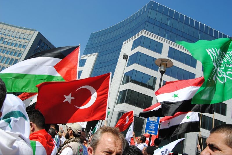 BRÜKSEL'DE BİNLERCE KİŞİ İSRAİL'İ PEOTESTO ETTİ