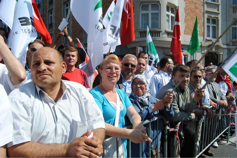 BRÜKSEL'DE BİNLERCE KİŞİ İSRAİL'İ PEOTESTO ETTİ