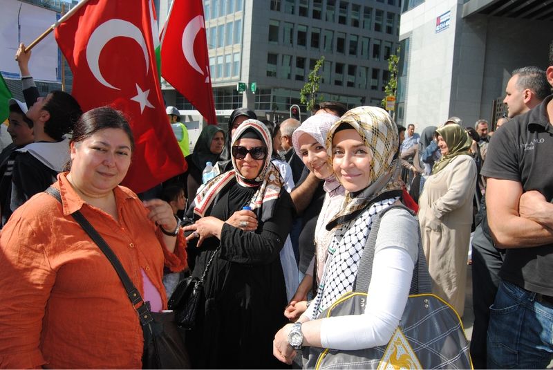 BRÜKSEL'DE BİNLERCE KİŞİ İSRAİL'İ PEOTESTO ETTİ