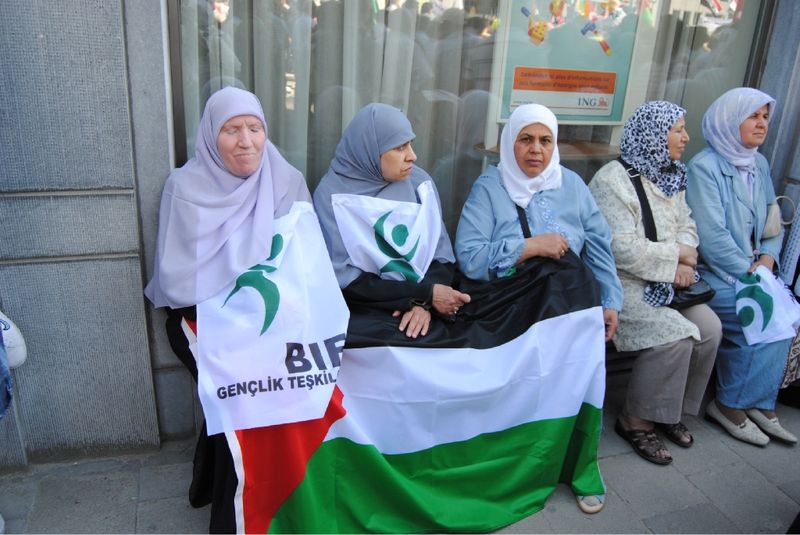 BRÜKSEL'DE BİNLERCE KİŞİ İSRAİL'İ PEOTESTO ETTİ