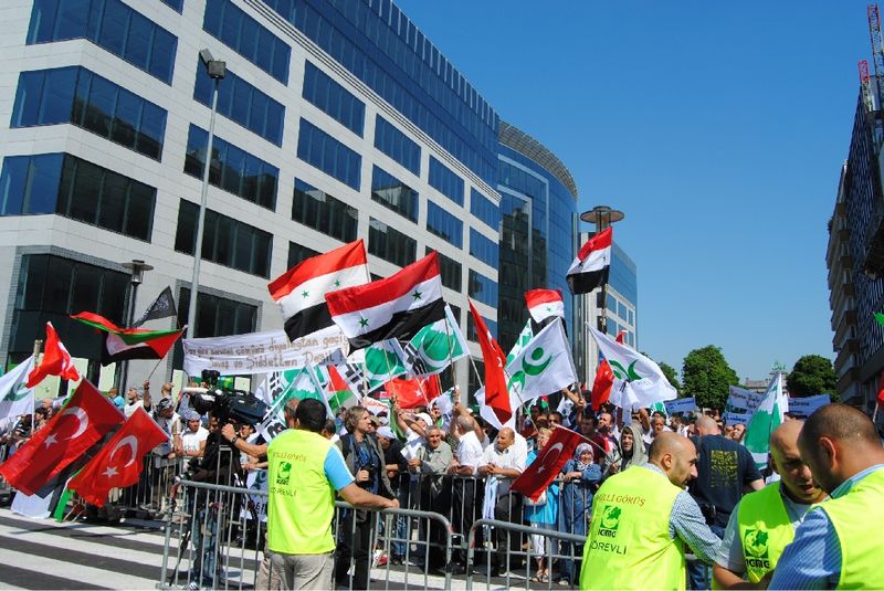 BRÜKSEL'DE BİNLERCE KİŞİ İSRAİL'İ PEOTESTO ETTİ