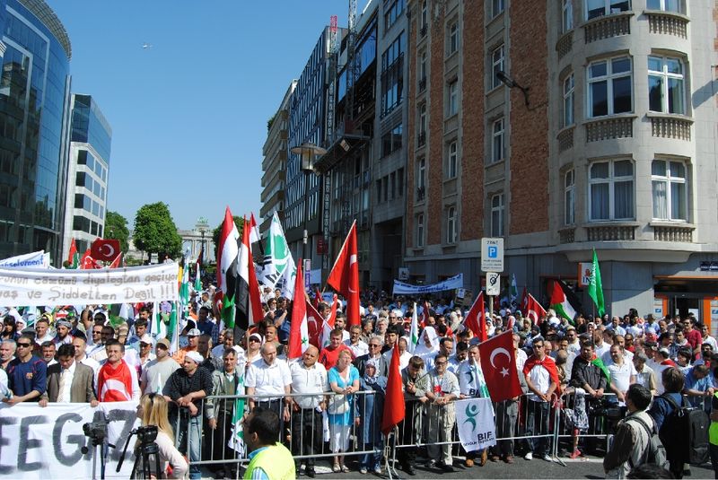 BRÜKSEL'DE BİNLERCE KİŞİ İSRAİL'İ PEOTESTO ETTİ