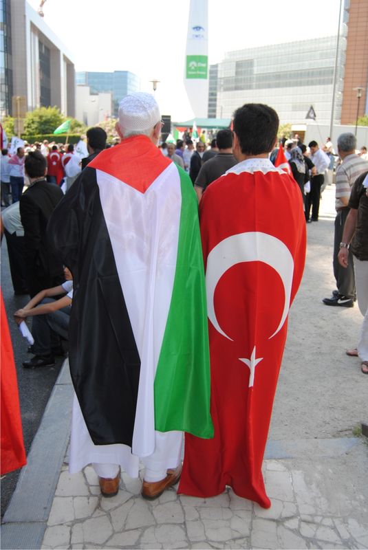 BRÜKSEL'DE BİNLERCE KİŞİ İSRAİL'İ PEOTESTO ETTİ