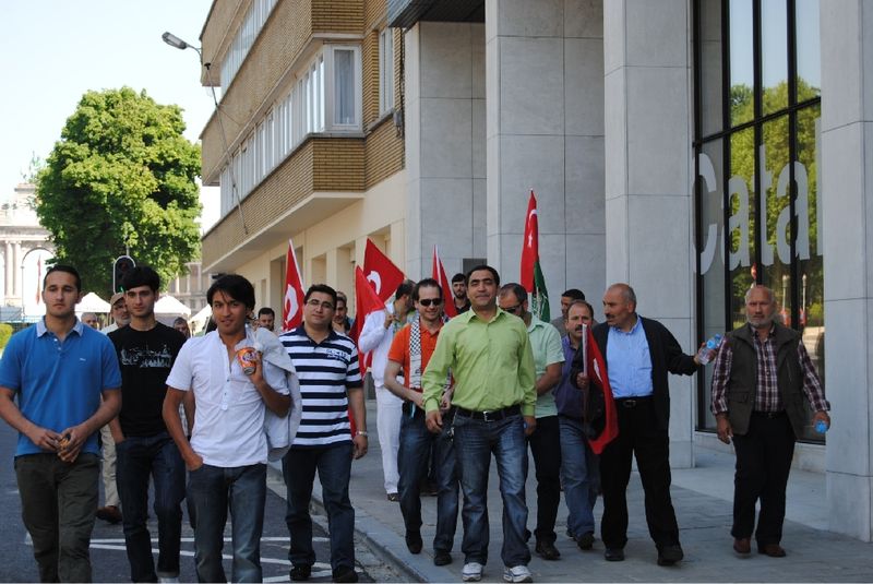 BRÜKSEL'DE BİNLERCE KİŞİ İSRAİL'İ PEOTESTO ETTİ