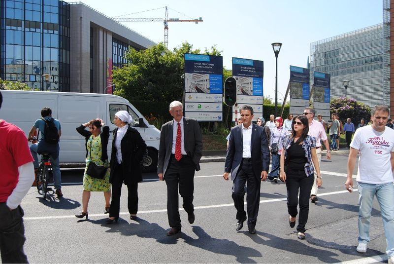BRÜKSEL'DE BİNLERCE KİŞİ İSRAİL'İ PEOTESTO ETTİ