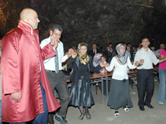 Mağarada evlendiler!