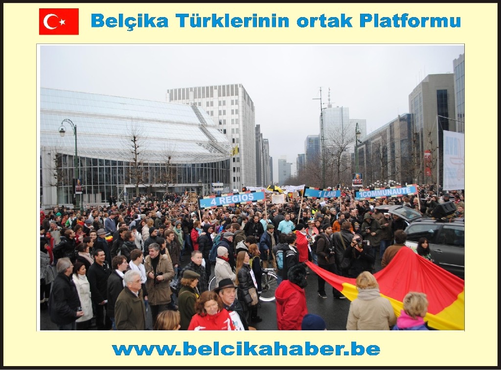 ONBİNLERCE BELÇİKALI SİYASİ KRİZİ PROTESTO ETTİ