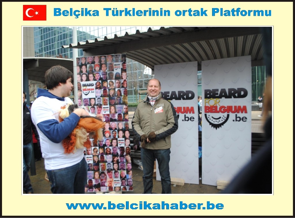ONBİNLERCE BELÇİKALI SİYASİ KRİZİ PROTESTO ETTİ