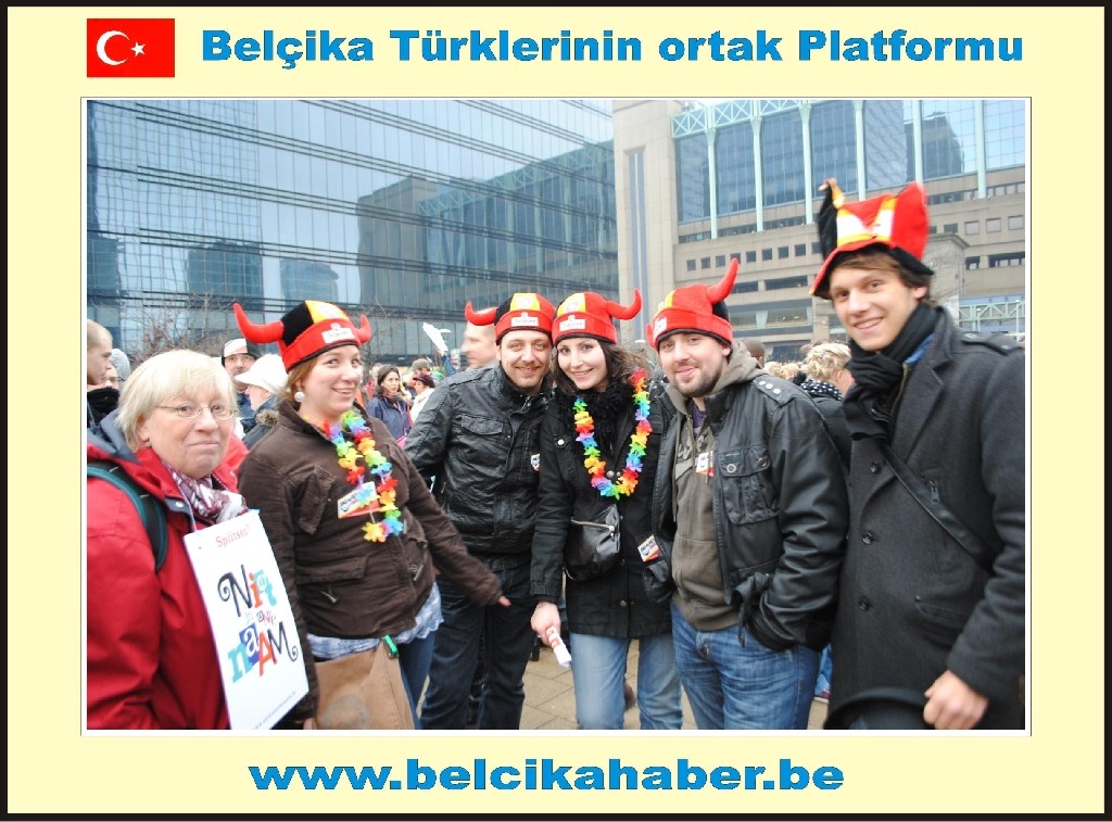 ONBİNLERCE BELÇİKALI SİYASİ KRİZİ PROTESTO ETTİ