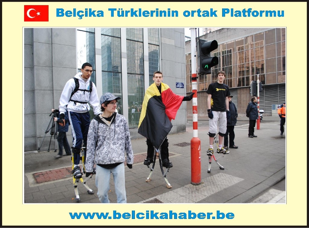 ONBİNLERCE BELÇİKALI SİYASİ KRİZİ PROTESTO ETTİ