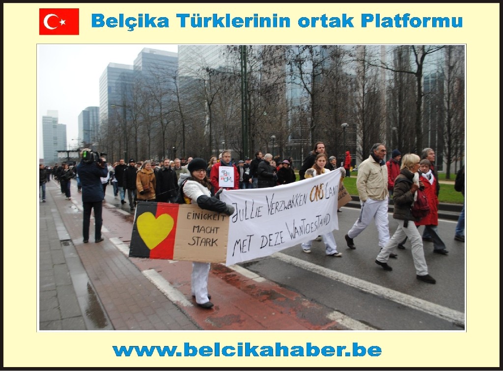 ONBİNLERCE BELÇİKALI SİYASİ KRİZİ PROTESTO ETTİ
