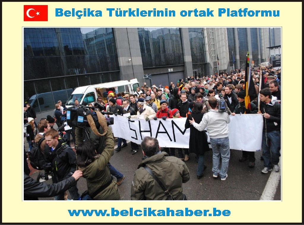 ONBİNLERCE BELÇİKALI SİYASİ KRİZİ PROTESTO ETTİ