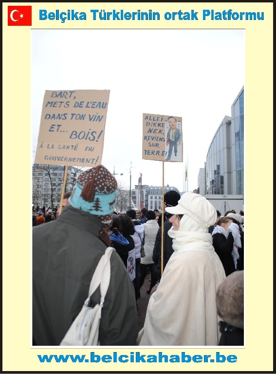 ONBİNLERCE BELÇİKALI SİYASİ KRİZİ PROTESTO ETTİ