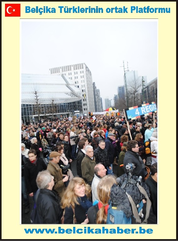 ONBİNLERCE BELÇİKALI SİYASİ KRİZİ PROTESTO ETTİ