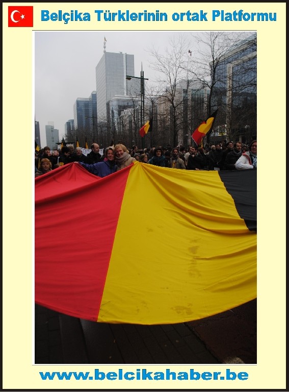 ONBİNLERCE BELÇİKALI SİYASİ KRİZİ PROTESTO ETTİ