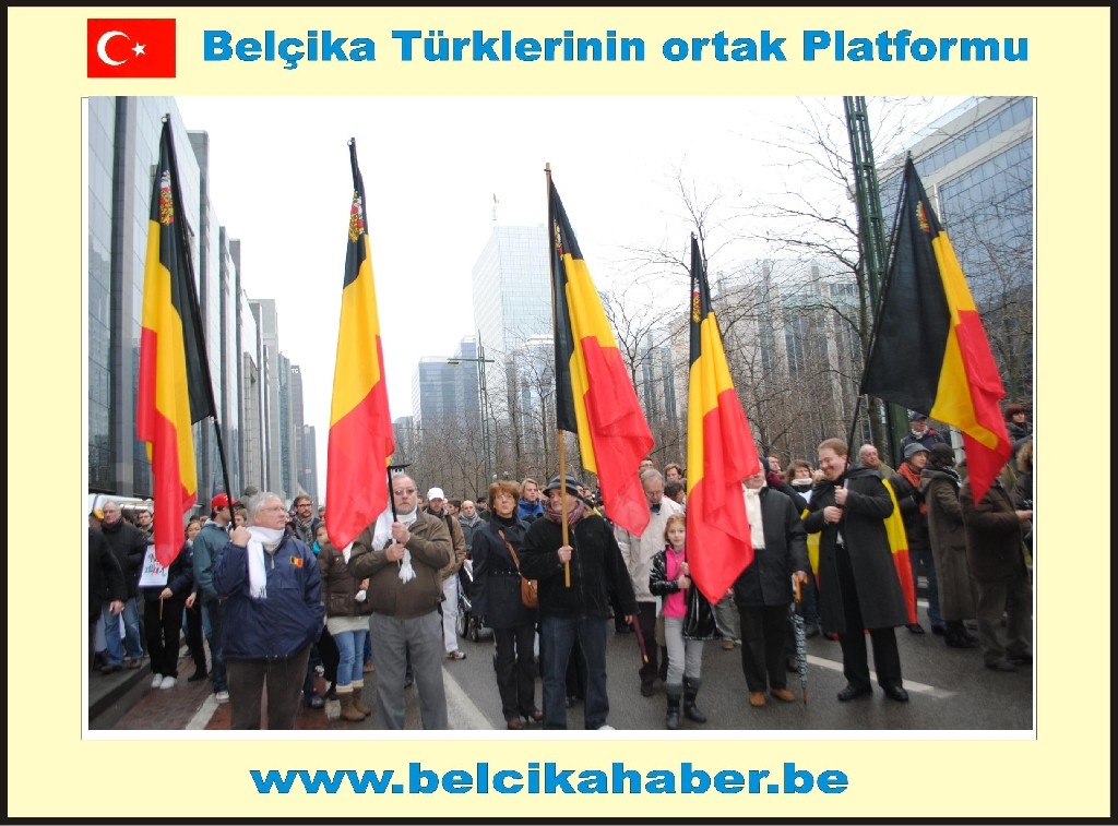 ONBİNLERCE BELÇİKALI SİYASİ KRİZİ PROTESTO ETTİ