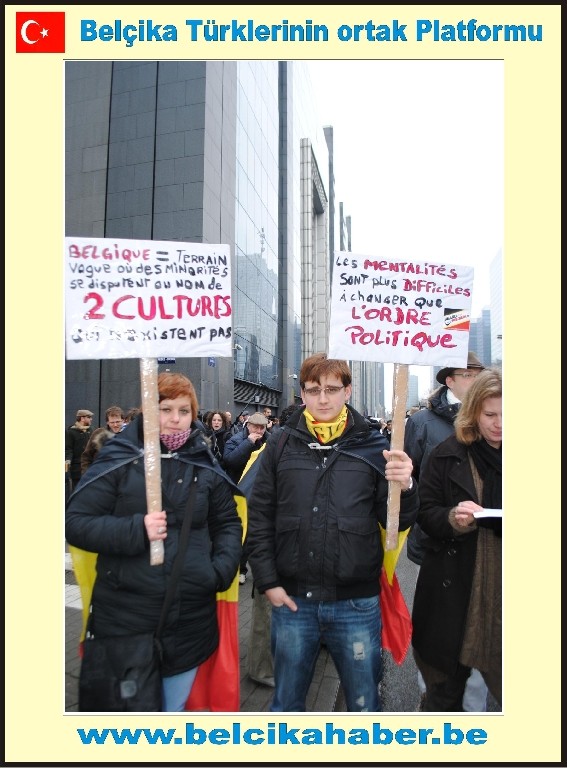 ONBİNLERCE BELÇİKALI SİYASİ KRİZİ PROTESTO ETTİ