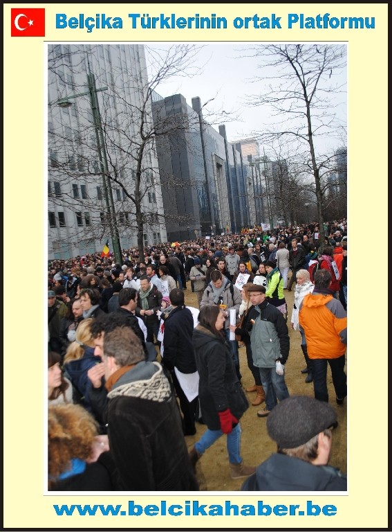 ONBİNLERCE BELÇİKALI SİYASİ KRİZİ PROTESTO ETTİ