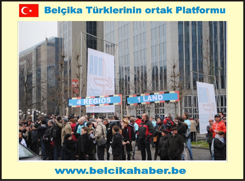 ONBİNLERCE BELÇİKALI SİYASİ KRİZİ PROTESTO ETTİ