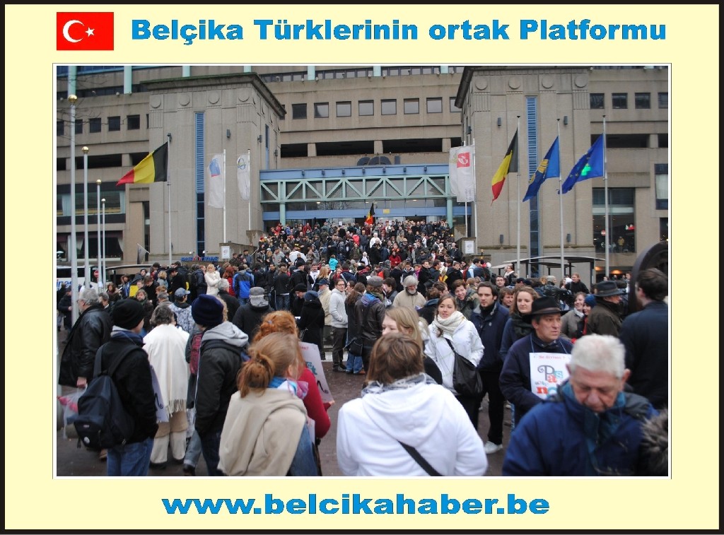 ONBİNLERCE BELÇİKALI SİYASİ KRİZİ PROTESTO ETTİ