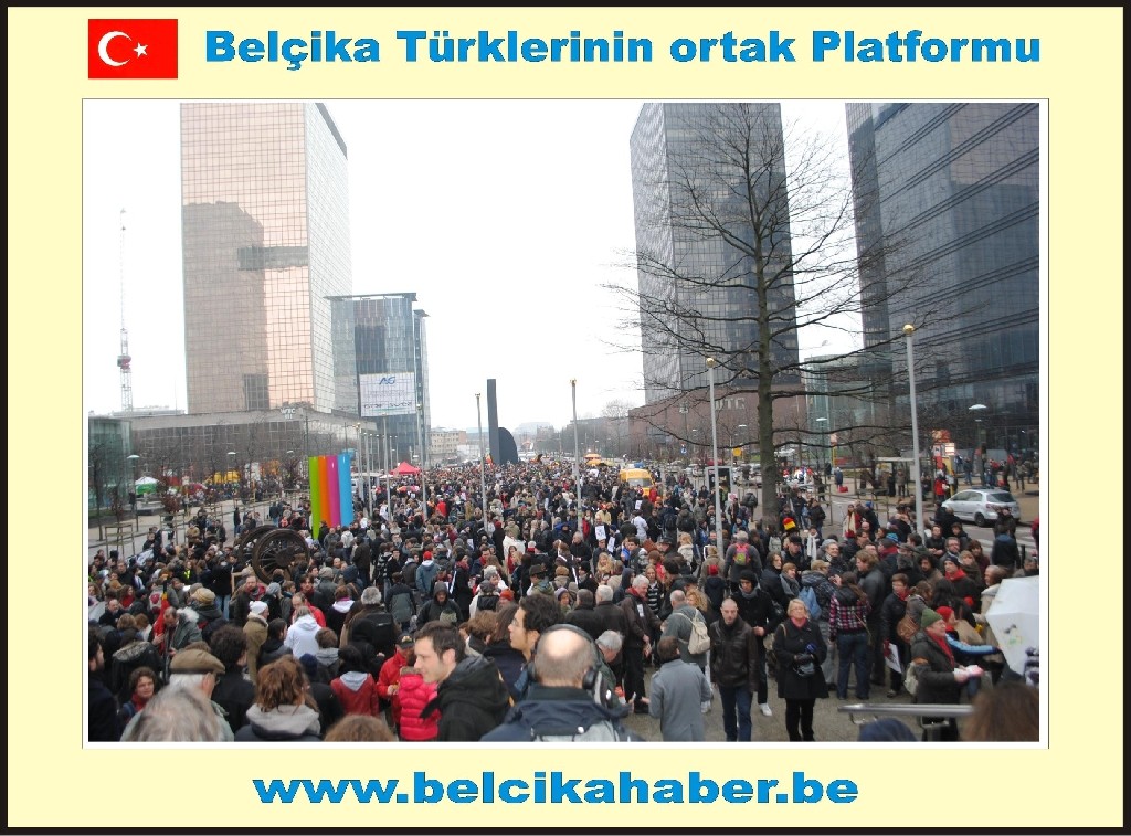 ONBİNLERCE BELÇİKALI SİYASİ KRİZİ PROTESTO ETTİ