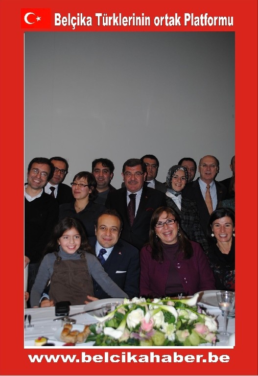 DOKTORLAR VE İŞADAMI İZCİ BAKAN BAĞIŞ ONURUNA VİLLALARINDA YEMEK VERDİLER