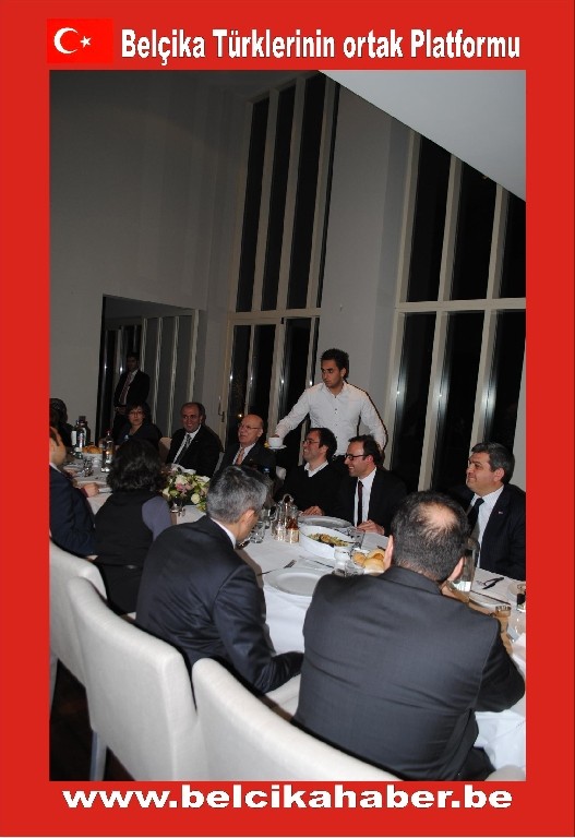 DOKTORLAR VE İŞADAMI İZCİ BAKAN BAĞIŞ ONURUNA VİLLALARINDA YEMEK VERDİLER