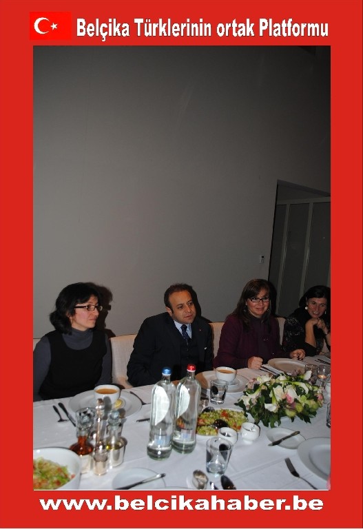 DOKTORLAR VE İŞADAMI İZCİ BAKAN BAĞIŞ ONURUNA VİLLALARINDA YEMEK VERDİLER