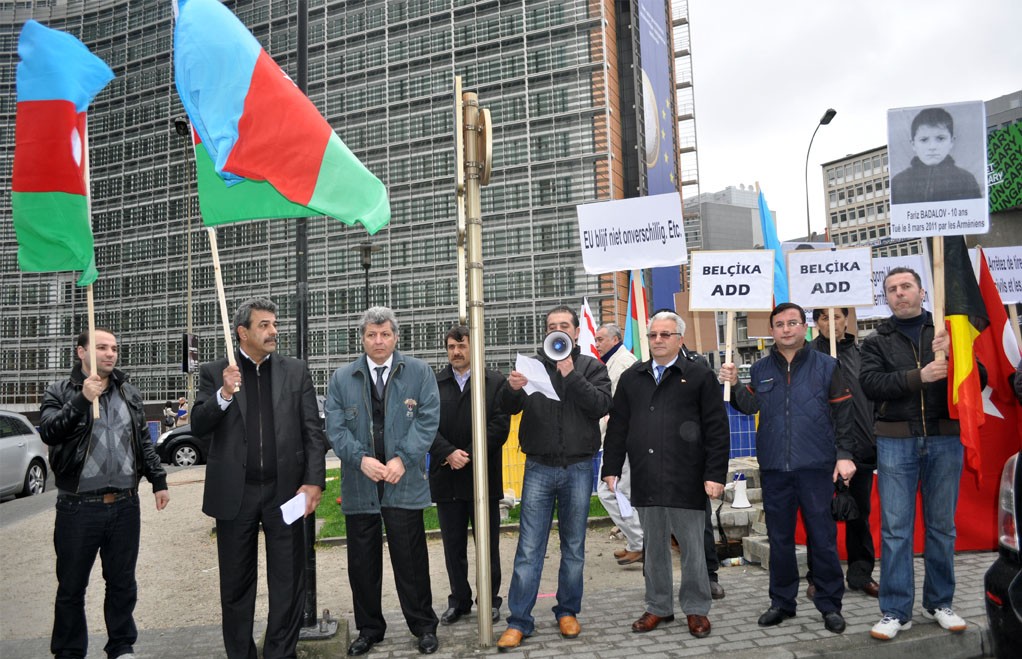 KATLİAMCI ERMENİLERİ PROTESTO ETTİLER