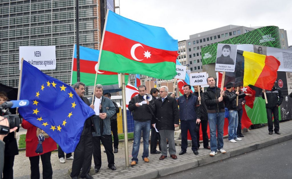 KATLİAMCI ERMENİLERİ PROTESTO ETTİLER