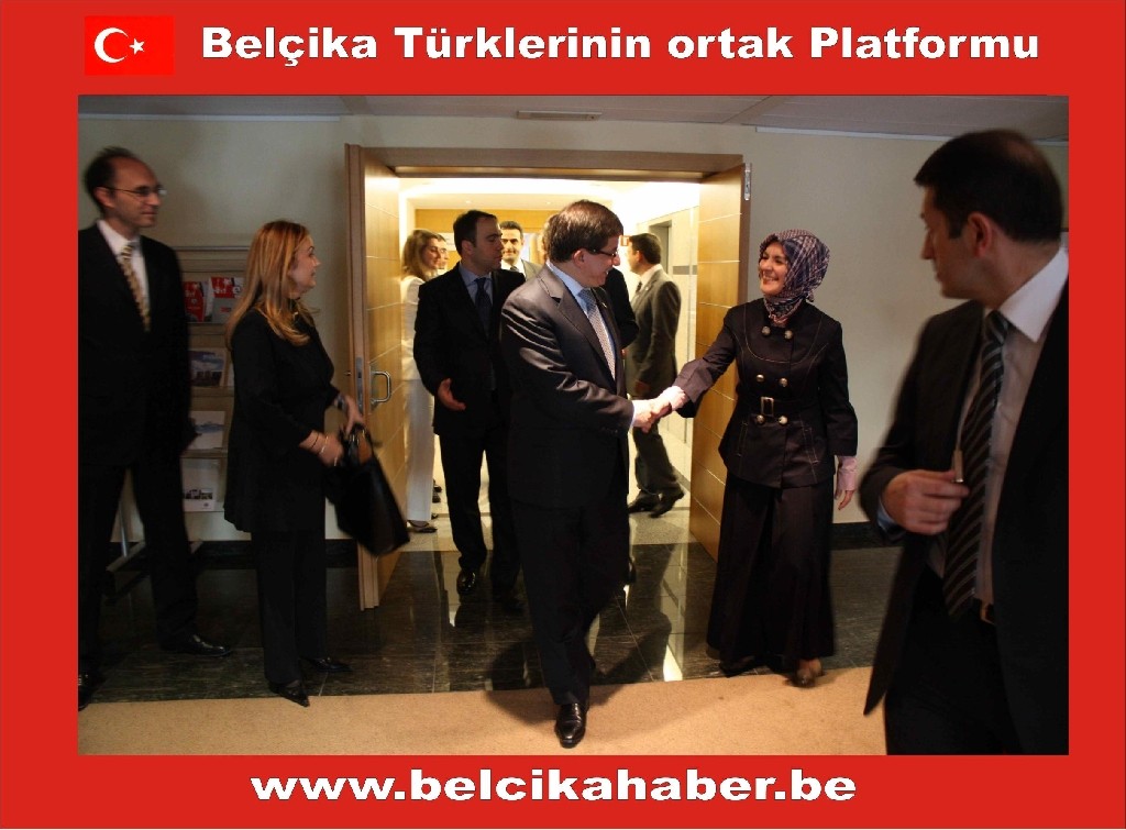 BAKAN DAVUTOĞLU YUNUS EMRE VAKFI'NI ZİYARET ETTİ