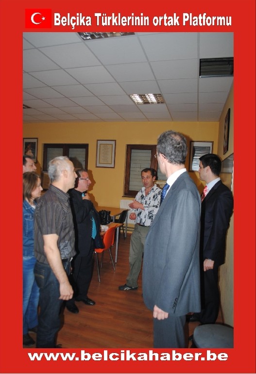 BRÜKSEL BAŞKONSOLOSU MEHMET POROY'DAN KİTAP YARDIMI