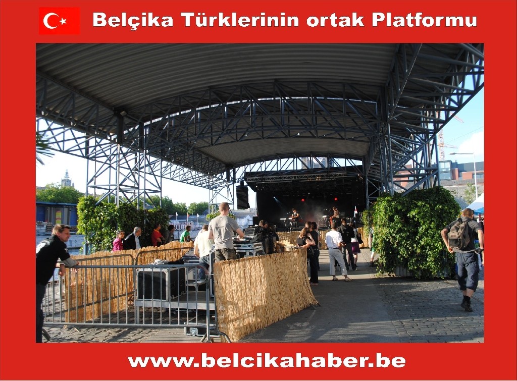 BİNLERCE BRÜKSELLİ YAPAY PLAJA KOŞTU