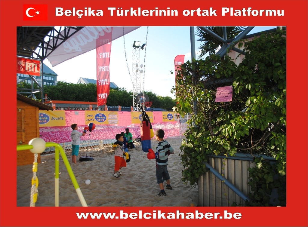 BİNLERCE BRÜKSELLİ YAPAY PLAJA KOŞTU