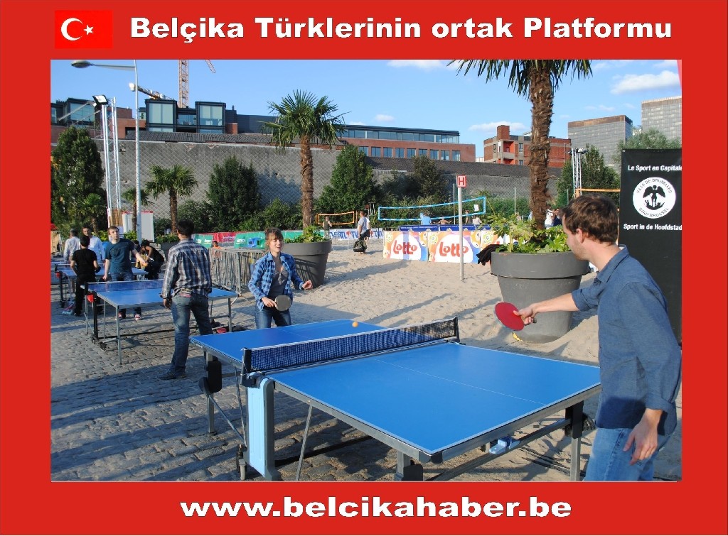 BİNLERCE BRÜKSELLİ YAPAY PLAJA KOŞTU