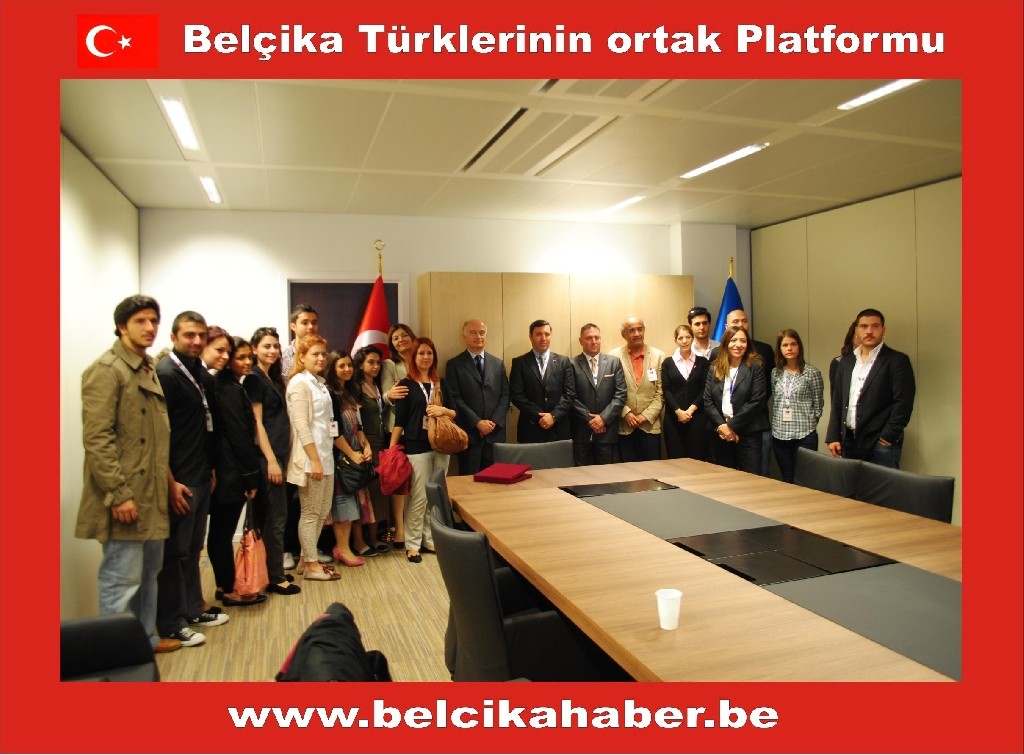 AB GENÇ İLETİŞİMCİLER YARIŞMASINDA ÖDÜL ALANLAR ESERLERİNİ AB BÜYÜKELÇİSİ KUNERALP'E SUNDULAR