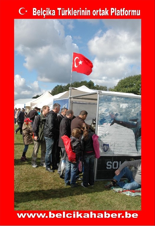 TÜRK SOLO BELÇİKA SEMALARINDAKİ GÖSTERİSİYLE NEFESLERİ KESTİ