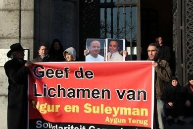 Türklerden Belçika Adalet Bakanlığı Önünde 'Cenaze' Protestosu