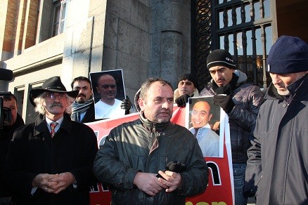 Türklerden Belçika Adalet Bakanlığı Önünde 'Cenaze' Protestosu