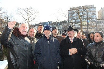 Türklerden Belçika Adalet Bakanlığı Önünde 'Cenaze' Protestosu