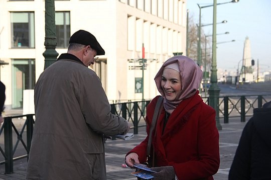 8 Mart’ta Brüksel Sokaklarında Kadınlara Çivi, Erkeklere Dikiş Kutusu
