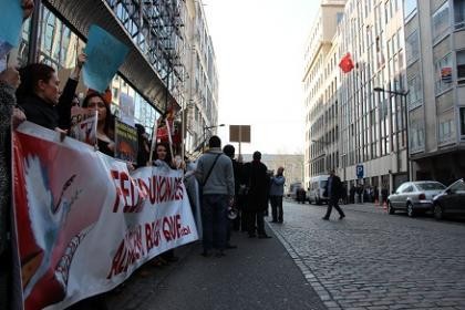 ALEVİLER BRÜKSEL'DE SİVAS'TA ZAMANAŞIMINI PROTESTO ETTİ