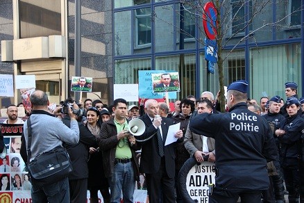 ALEVİLER BRÜKSEL'DE SİVAS'TA ZAMANAŞIMINI PROTESTO ETTİ