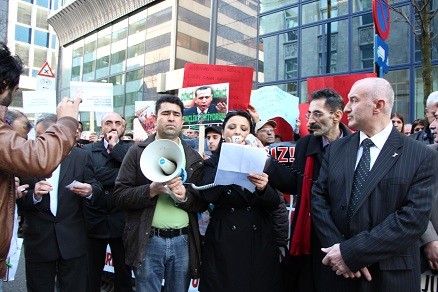 ALEVİLER BRÜKSEL'DE SİVAS'TA ZAMANAŞIMINI PROTESTO ETTİ