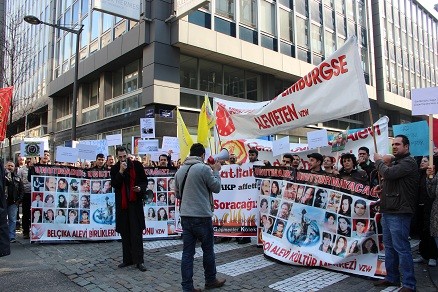 ALEVİLER BRÜKSEL'DE SİVAS'TA ZAMANAŞIMINI PROTESTO ETTİ